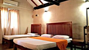 two beds in a room with at Ralapela Eco Resort in Tangalle