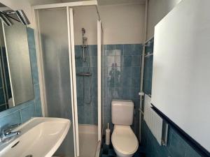 a bathroom with a sink and a toilet and a shower at Appartement Mandelieu-la-Napoule, 1 pièce, 2 personnes - FR-1-609-92 in Mandelieu-La Napoule
