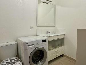 ein Badezimmer mit einer Waschmaschine und einem Waschbecken in der Unterkunft Appartement Argelès-sur-Mer, 2 pièces, 4 personnes - FR-1-225-803 in Argelès-sur-Mer