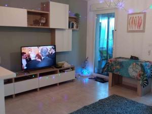 - un salon avec une télévision à écran plat dans un centre de divertissement dans l'établissement Appartement Hyères, 2 pièces, 4 personnes - FR-1-335-194, à Hyères