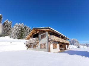 a log cabin in the snow at Chalet Les Gets, 8 pièces, 14 personnes - FR-1-598-161 in Les Gets