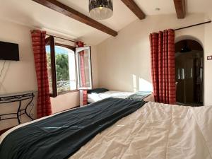 ein Schlafzimmer mit einem Bett und einem Fenster in der Unterkunft Maison confortable face à la mer, 7 couchages, terrasse, jardin, wifi, parking, animaux acceptés - FR-1-224B-211 in La Guérinière