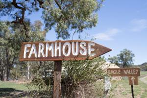 Pilliga Pottery Creative Farmstay的证书、奖牌、标识或其他文件