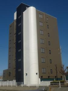 un edificio alto con una columna blanca en Hotel Mio City (Adult Only), en Yokkaichi