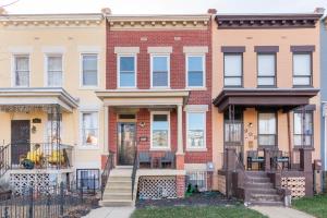 un condominio con scala di fronte di Charming 4 Bedroom House!1 Mile from Capitol Hill! a Washington