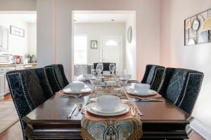 una sala da pranzo con tavolo, bicchieri e sedie di Charming 4 Bedroom House!1 Mile from Capitol Hill! a Washington