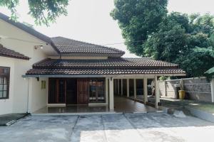 een klein wit huis met een dak bij 555 Nangka Guest House in Jakarta