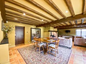 Oaklands Farm - Cottage 5 في Broughton: غرفة طعام مع طاولة وكراسي خشبية