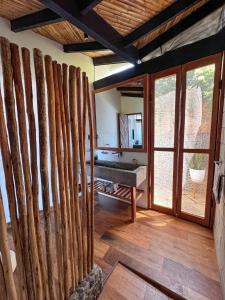 een kamer met een pooltafel in een kamer met houten vloeren bij DIEM Vichayito Beachfront Eco-Luxury in Vichayito