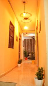 un pasillo con paredes amarillas y techo en The blessings home stay en Agra