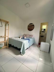 een slaapkamer met een bed in een kamer bij Aconchego da Nina in Jijoca de Jericoacoara