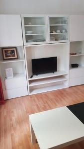 sala de estar con armarios blancos y mesa blanca en Le Mie Stelle, en La Spezia