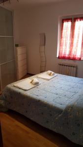 1 dormitorio con 1 cama con 2 toallas en Le Mie Stelle, en La Spezia