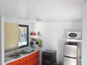 RotoavaにあるKoriKori House Fakaravaの小さなキッチン(シンク、冷蔵庫付)