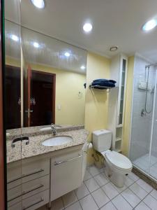 a bathroom with a toilet and a sink and a shower at AP1407 - Região dos hospitais, piscina e garagem in São Paulo