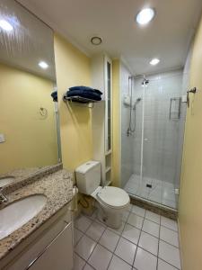 a bathroom with a toilet and a shower and a sink at AP1407 - Região dos hospitais, piscina e garagem in São Paulo
