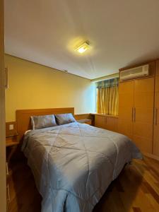 Un pat sau paturi într-o cameră la AP1407 - Região dos hospitais, piscina e garagem