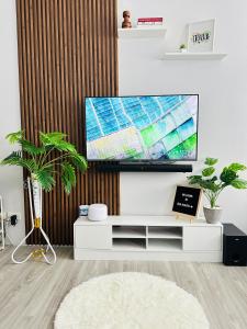 Μια τηλεόραση ή/και κέντρο ψυχαγωγίας στο Zen Haven Staycation beside EK
