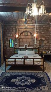 1 dormitorio con cama y lámpara de araña en Shangri-La The Heritage Haveli en Jodhpur