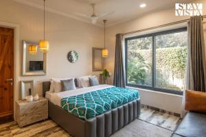 Ένα ή περισσότερα κρεβάτια σε δωμάτιο στο StayVista's Velvet Whisper - Urban Retreat with Contemporary Decor, Cozy Balcony & Lawn