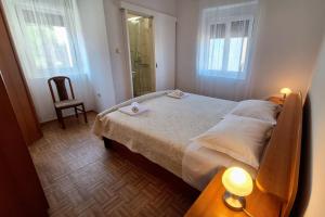 Posteľ alebo postele v izbe v ubytovaní Apartments by the sea Veli Rat, Dugi otok - 437