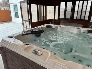 una vasca da bagno riempita d'acqua in una casa di Summer Fun Spacious Home With Hot Tub 5000 a Bethany