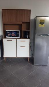 una cucina con forno a microonde e frigorifero di RANCHO SARIMAR a La Libertad