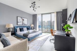 a bedroom with a king sized bed and a living room at Ultra Luxury Dubai Marina - Stella Maris Tower in Dubai