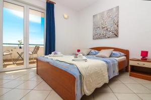 1 dormitorio con 1 cama y balcón en Apartments Šara - free parking, en Primošten