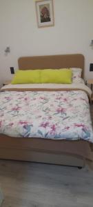łóżko z kołdrą kwiatową w sypialni w obiekcie Apartment Vanja 1 - near city center w mieście Krapina