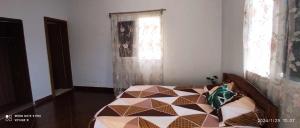 een slaapkamer met een bed en een raam bij Chez Voyage R in Tôlagnaro