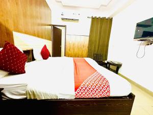 Llit o llits en una habitació de Hotel Galaxy Inn Near Delhi International Airport