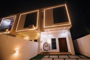 TV a/nebo společenská místnost v ubytování Big chill stays (luxe suits)