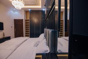 Postel nebo postele na pokoji v ubytování Big chill stays (luxe suits)