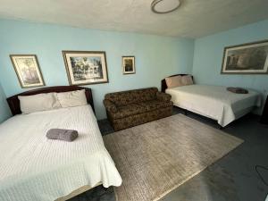 sala de estar con 2 camas y sofá en Beach Getaway with Cozy 2 Bedrooms near the Ocean, Arecibo, en Arecibo