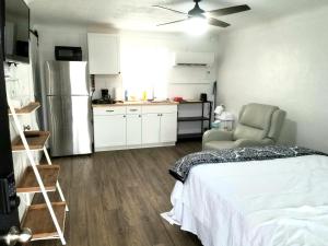 um quarto com uma cama e uma cozinha com um frigorífico em Lakeview Luxury Resort em Lakeview