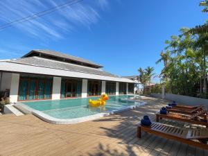 象島的住宿－薩拉可佩度假旅館，中间有一个橡皮鸭池