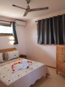 Le Uaina Beach Resort tesisinde bir odada yatak veya yataklar
