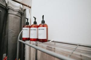 quatro garrafas de vinho estão numa prateleira em Tequila Sunrise Hostel em Guatemala