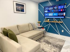TV a/nebo společenská místnost v ubytování The Khan Villa