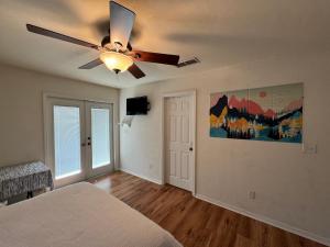 1 dormitorio con ventilador de techo y 1 cama en A stylish and Comfy Place to Stay, en Gainesville