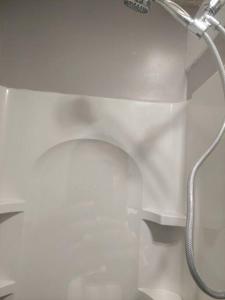 een close-up van een wit toilet met een slang bij ~Como's Finest ~A Home Away From Home ~Sleeps 10 ~ in Columbia