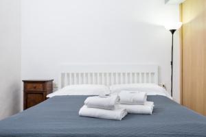 1 dormitorio con 1 cama con toallas en La casa di Ugo-a due passi dal Duomo, en Florencia