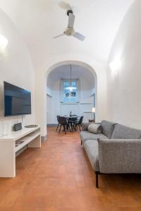 sala de estar con sofá y mesa en La casa di Ugo-a due passi dal Duomo, en Florencia