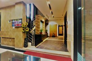 un corridoio con scala in un edificio di The Ashoka Hotel a Indore