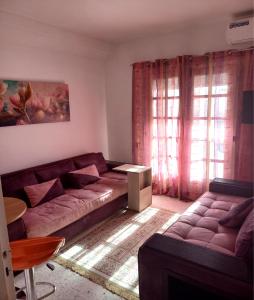 sala de estar con sofá y mesa en Joli studio, 17 Avenue Hedi Nouira Ennasr 2, Ariana, Tunis, en Ariana