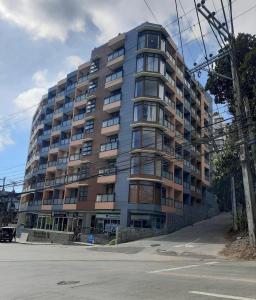 Un gran edificio de apartamentos al costado de una calle. en CASA JBL Megatower 4, en Baguio