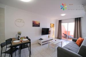 Televízia a/alebo spoločenská miestnosť v ubytovaní 7Lizards - Ocean View Apartments