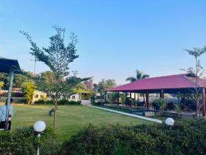 un parque con un pabellón y un edificio en Aravalli Hill Resort, en Chittorgarh