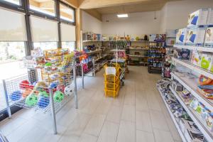 Supermarket nebo jiné obchody v  kempu nebo okolí